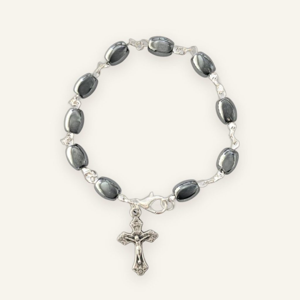 Hämatit-Armband mit ovalen grauen Perlen und silbernem Kreuz-Anhänger