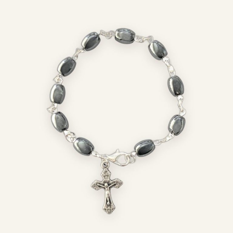 Hämatit-Armband mit ovalen grauen Perlen und silbernem Kreuz-Anhänger