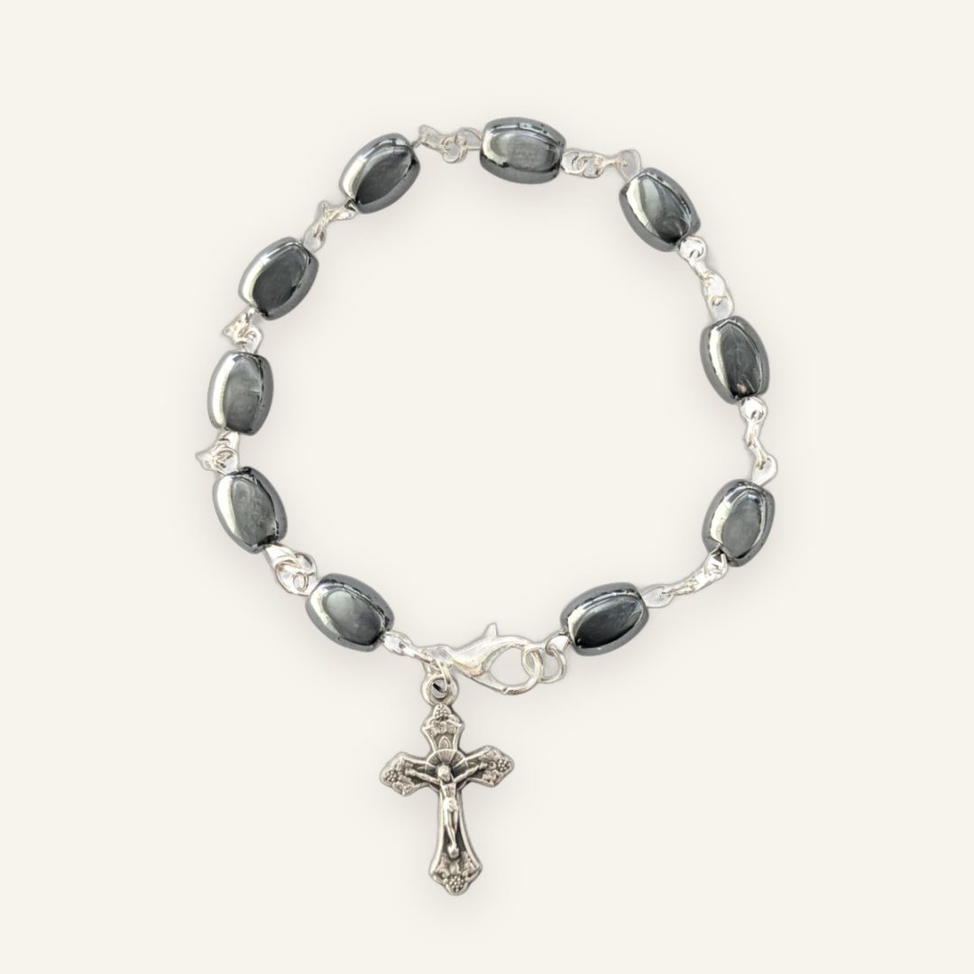 Hämatit-Armband mit ovalen grauen Perlen und silbernem Kreuz-Anhänger Hämatit-Armband mit ovalen grauen Perlen und silbernem Kreuz-Anhänger
