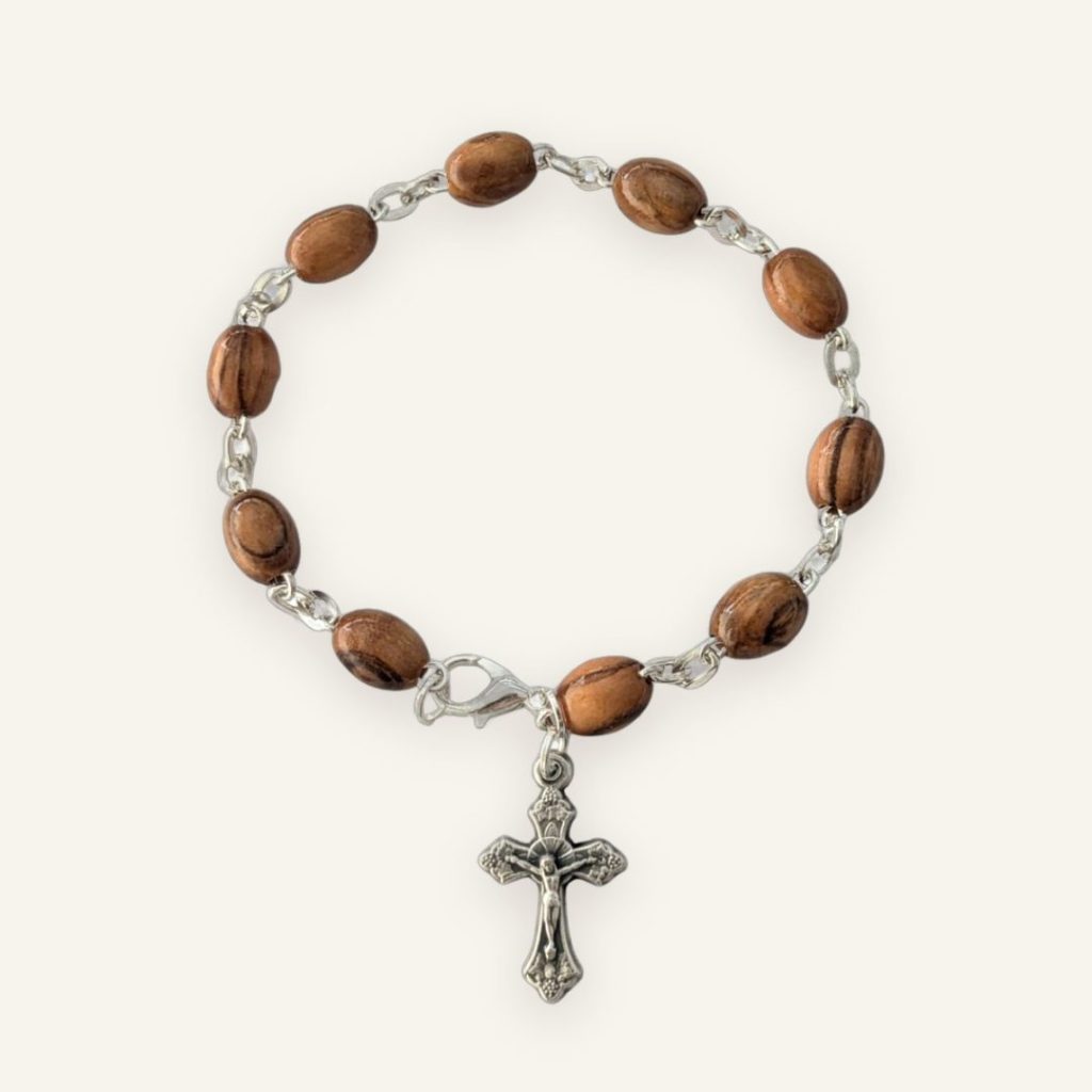 Olivenholz-Armband mit ovalen Perlen und silbernem Kreuz-Anhänger