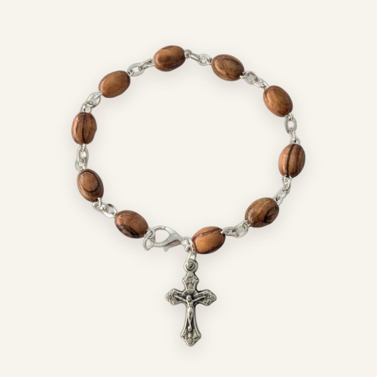 Olivenholz-Armband mit ovalen Perlen und silbernem Kreuz-Anhänger