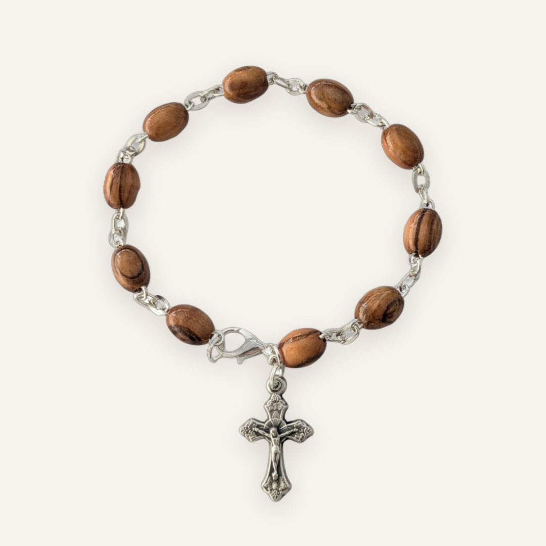 Olivenholz-Armband mit ovalen Perlen und silbernem Kreuz-Anhänger Olivenholz-Armband mit ovalen Perlen und silbernem Kreuz-Anhänger