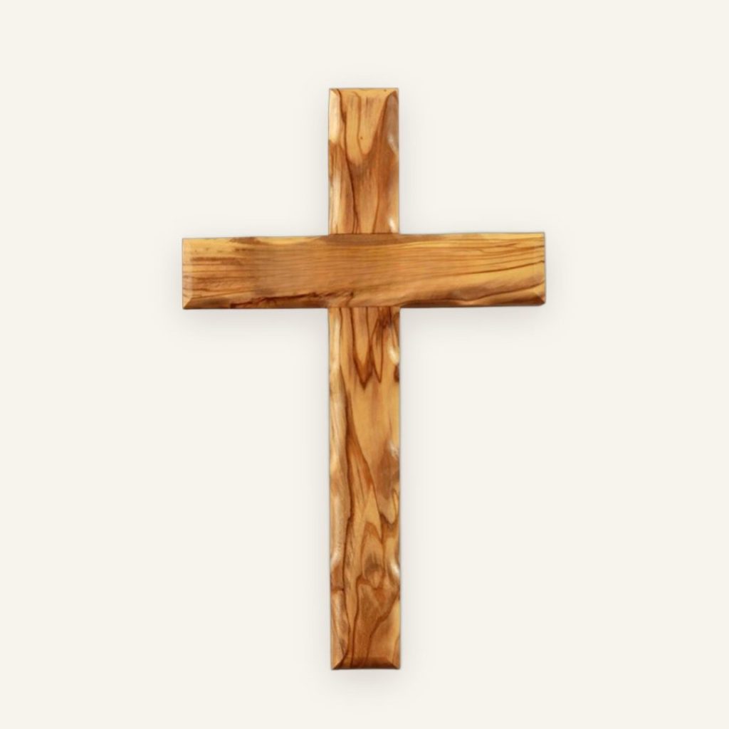 Schlichtes Wandkreuz aus Olivenholz mit gewellter Oberfläche