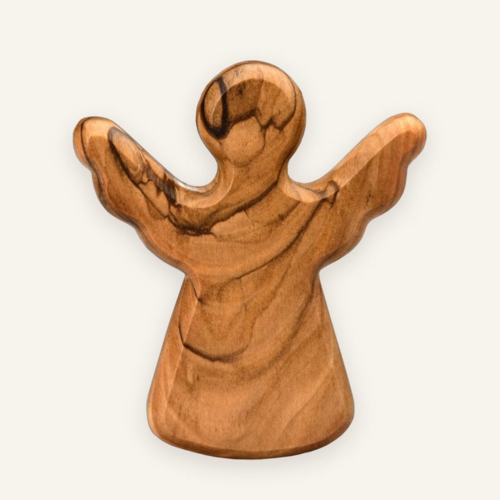 Schutzengel aus Olivenholz – kleines Taufgeschenk zum Festhalten