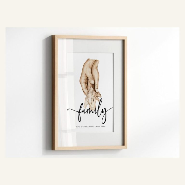 Familienposter mit Händen – im hellen Holzrahmen