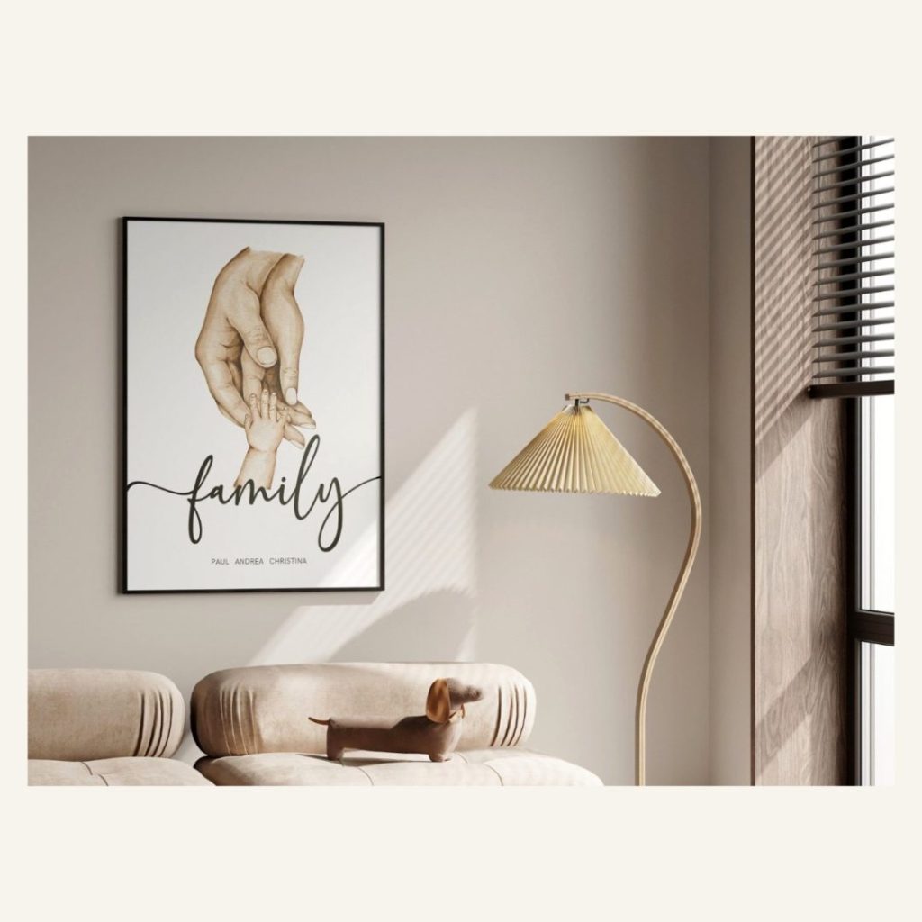 Familienposter mit Händen – im schwarzen Rahmen im Wohnzimmer