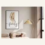 Familienposter mit Händen – im schwarzen Rahmen im Wohnzimmer