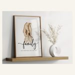 Familienposter mit Händen – auf einem Wandregal