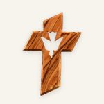 Olivenholz-Kreuz mit ausgeschnittener Taube als Symbol des Heiligen Geistes