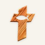 Olivenholz-Kreuz mit ausgeschnittenem Fisch als Taufsymbol