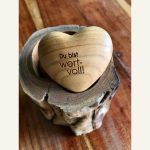 Holzherz „Du bist wertvoll“ auf einem kleinen Holzstamm