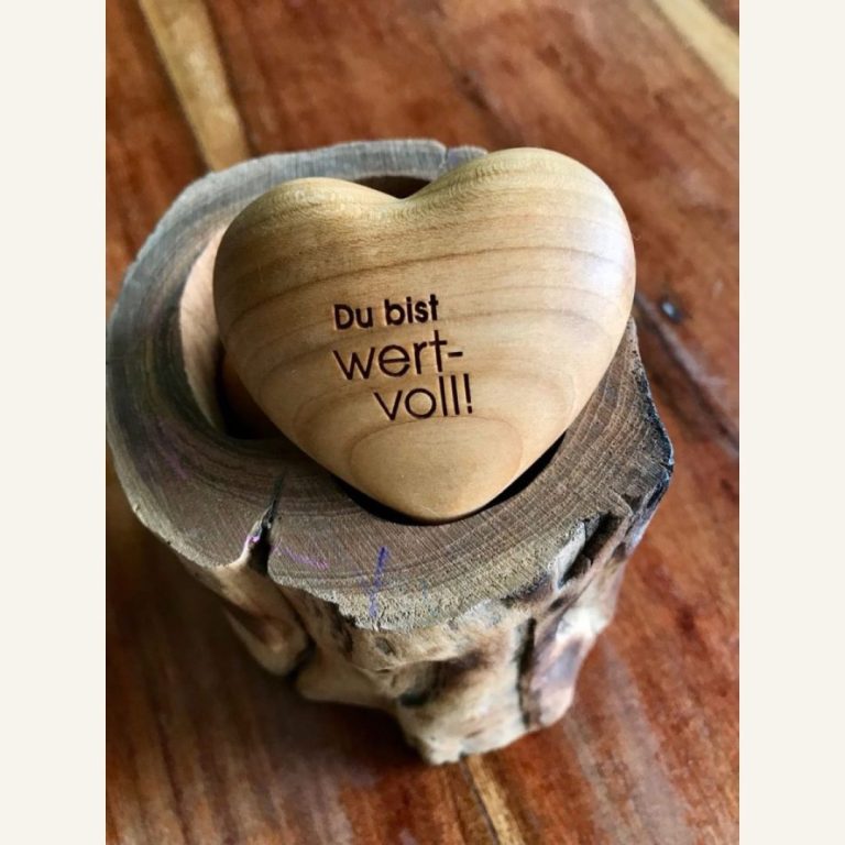 Holzherz „Du bist wertvoll“ auf einem kleinen Holzstamm
