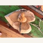 Holzherz „Du bist wertvoll“ in Großaufnahme