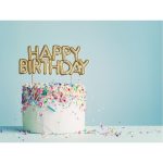 Geburtstagstorte mit Happy-Birthday-Schriftzug