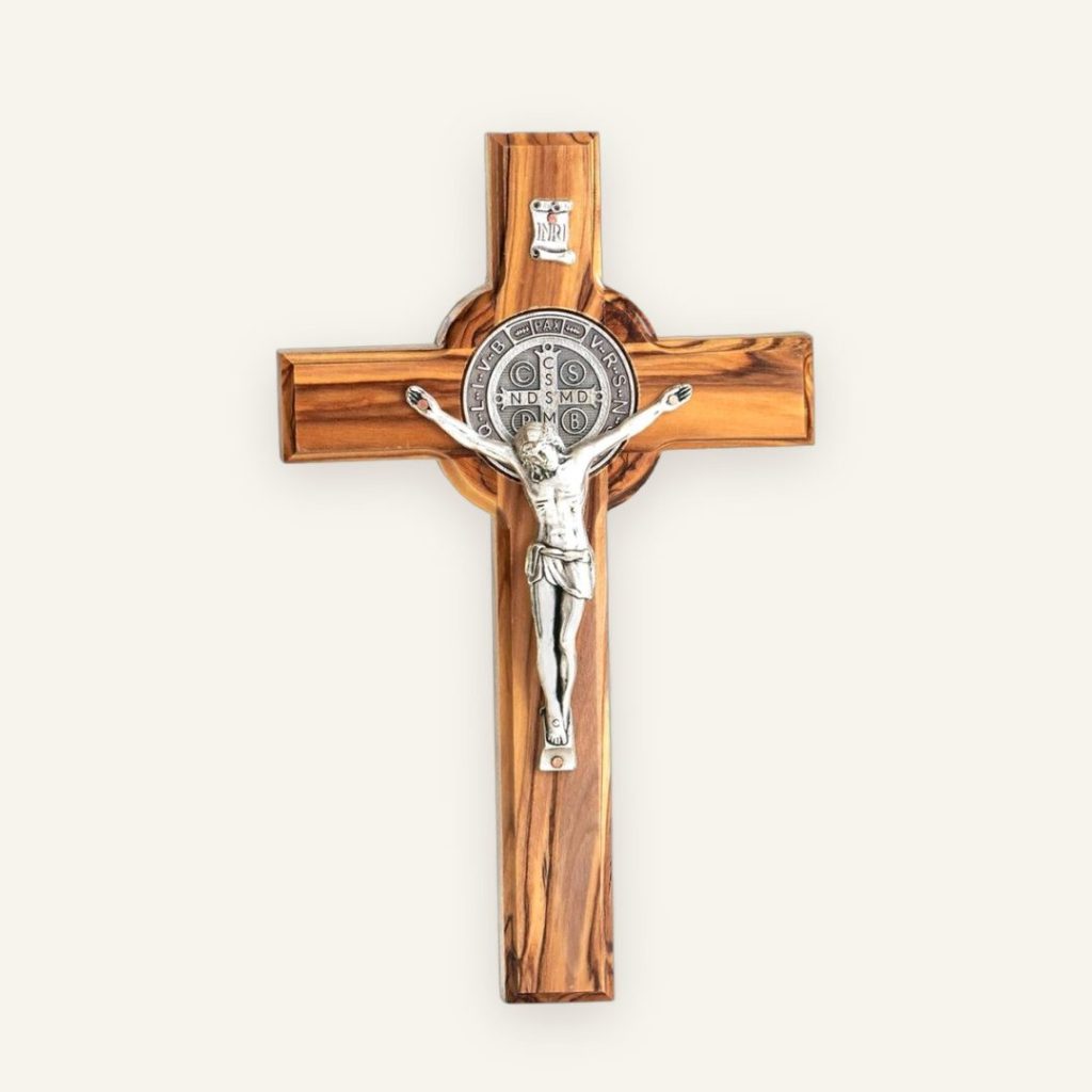 St.-Benedikt-Kreuz aus Olivenholz mit Korpus und Benediktusmedaille