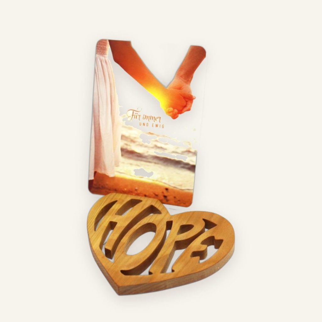 Postkartenständer in Herzform – Holz-Deko