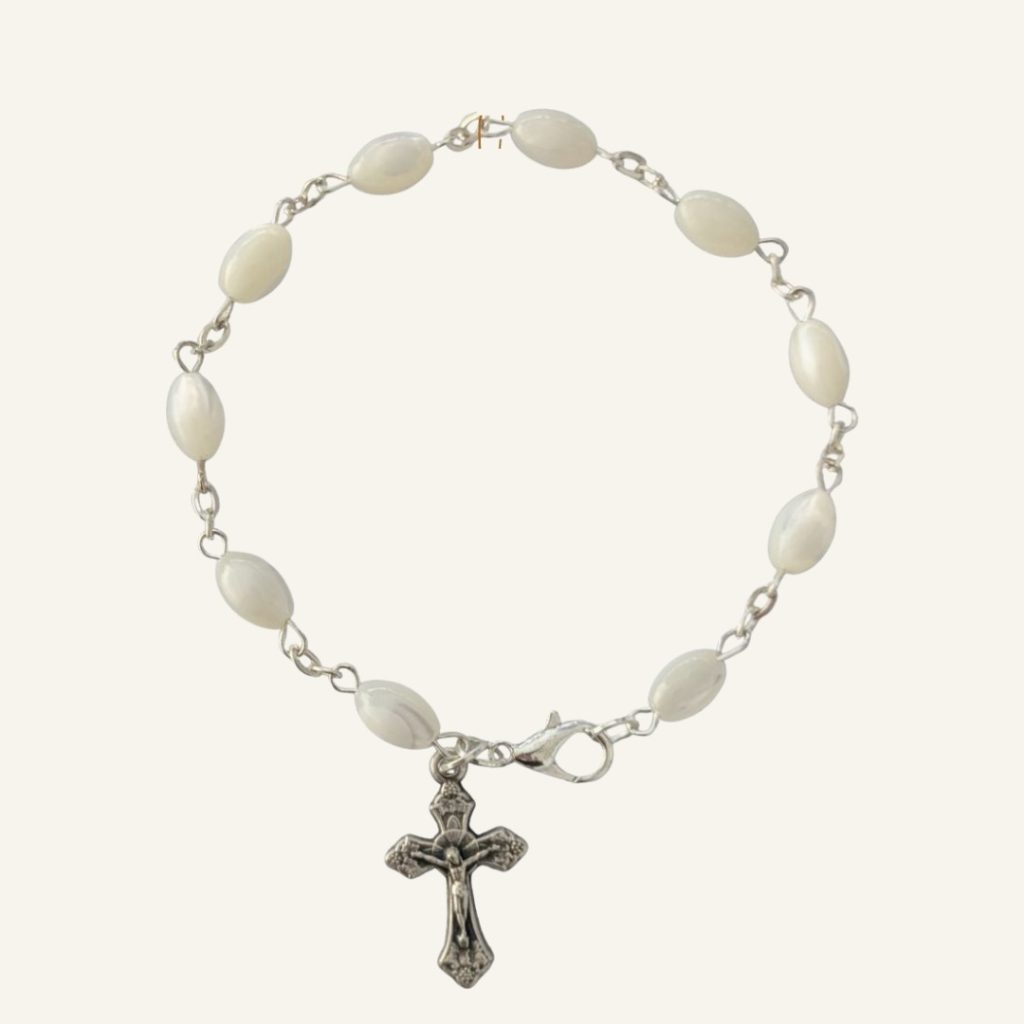 Armband mit Perlmuttperlen und silbernem Kreuz-Anhänger