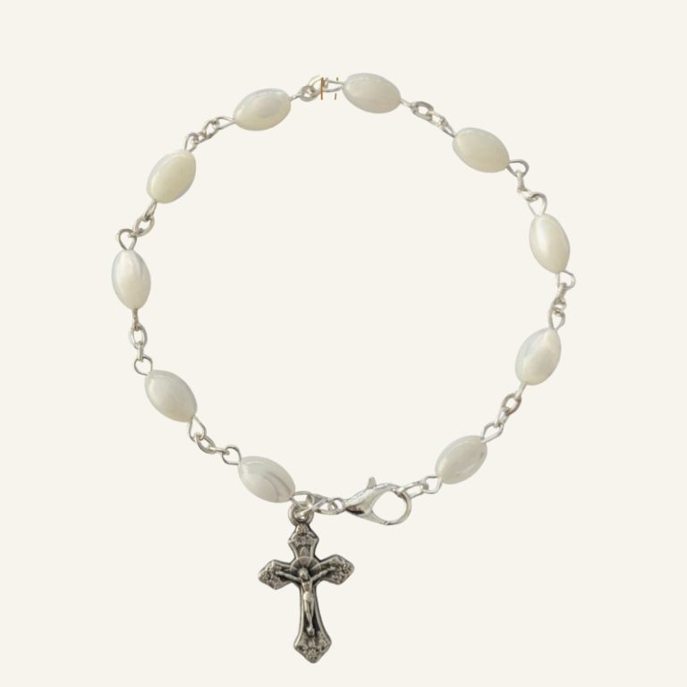 Armband mit Perlmuttperlen und silbernem Kreuz-Anhänger
