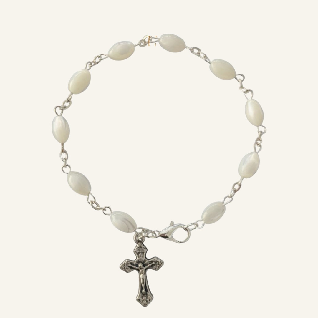 Armband mit Perlmuttperlen und silbernem Kreuz-Anhänger Armband mit Perlmuttperlen und silbernem Kreuz-Anhänger