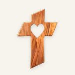 Wandkreuz mit Herz 13 cm – Olivenholz, Geschenk zur Taufe