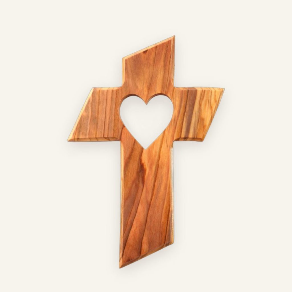 Olivenholz-Kreuz mit ausgeschnittenem Herz