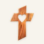 Olivenholz-Kreuz mit ausgeschnittenem Herz