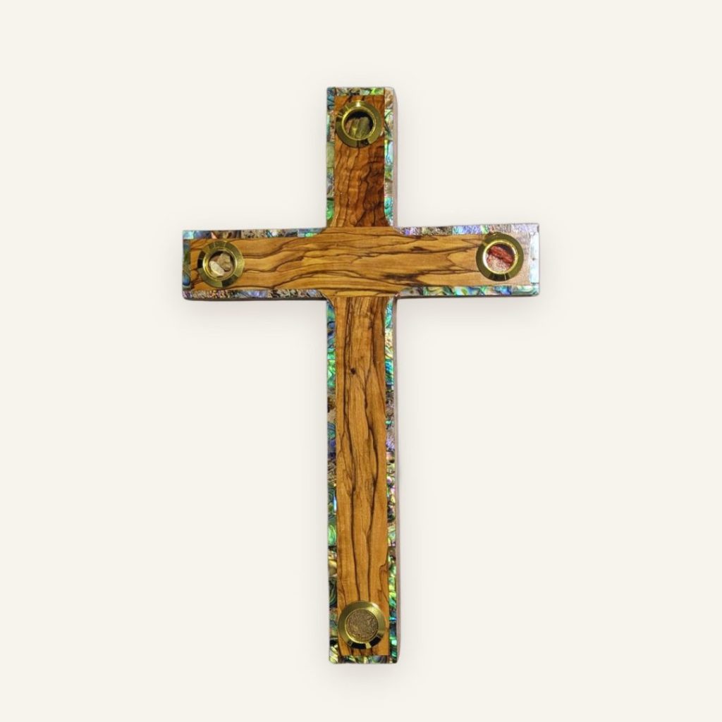 Wandkreuz aus Olivenholz mit Perlmutt-Rand und Weihrauchkapseln
