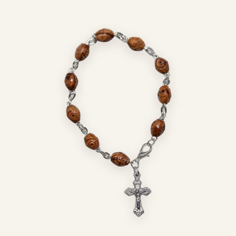 Olivenholz-Armband mit verzierten Perlen und silbernem Kreuz-Anhänger