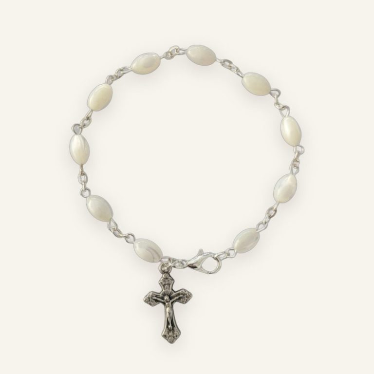 Armband mit Perlmuttperlen und silbernem Kreuz-Anhänger