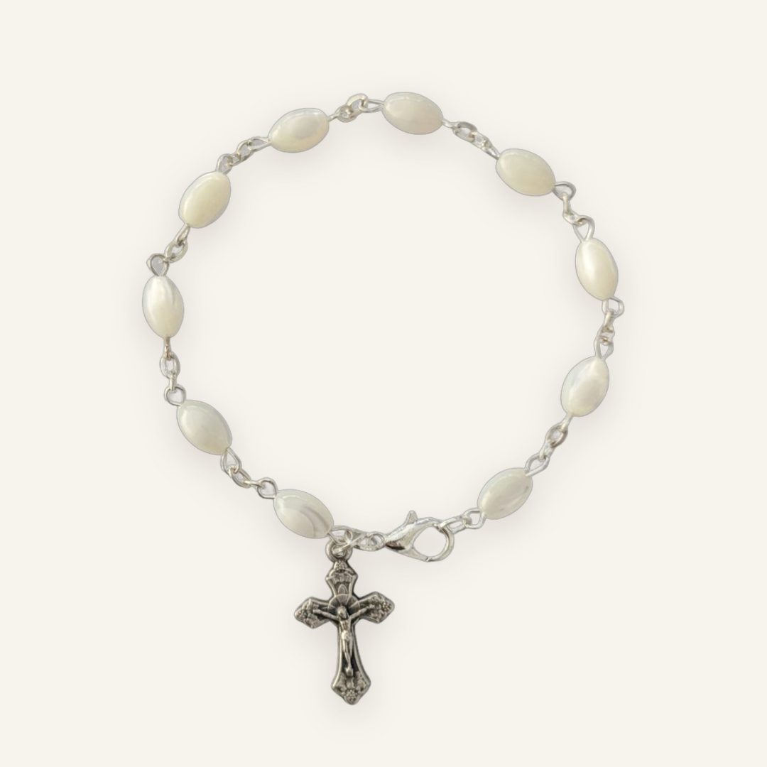 Armband mit Perlmuttperlen und silbernem Kreuz-Anhänger Armband mit Perlmuttperlen und silbernem Kreuz-Anhänger