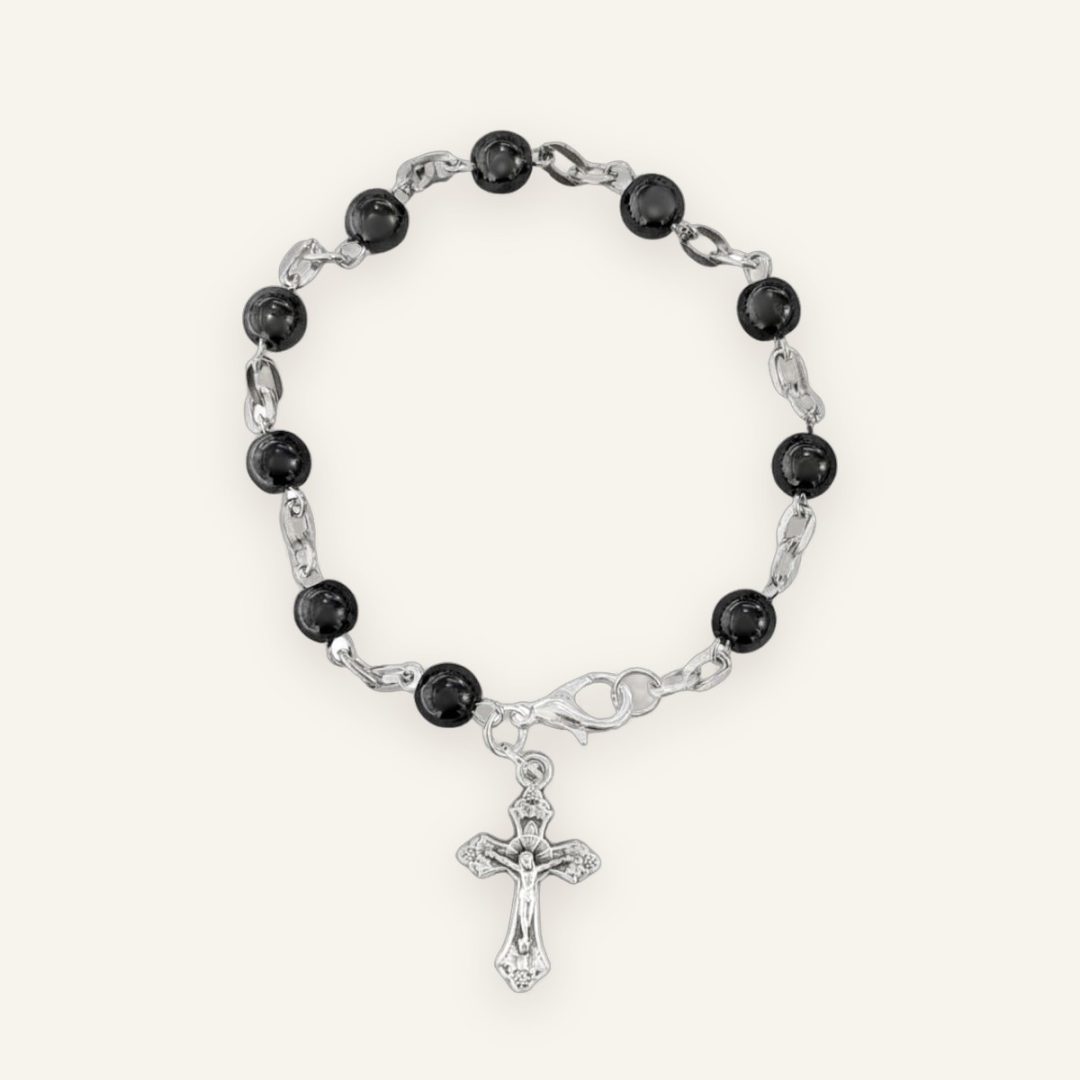 Hämatit-Armband mit runden schwarzen Perlen und silbernem Kreuz-Anhänger Hämatit-Armband mit runden schwarzen Perlen und silbernem Kreuz-Anhänger