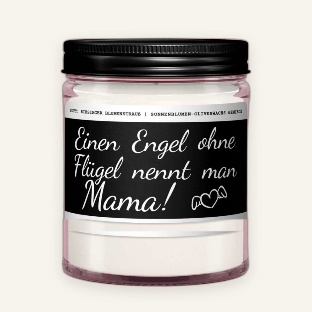 Duftkerze im Glas mit Spruch „Einen Engel ohne Flügel nennt man Mama“ auf schwarzem Etikett