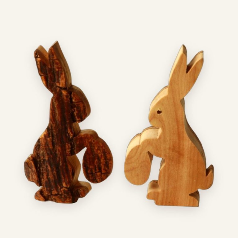 Osterhase mit Ei aus Olivenholz – Osterdeko mit Rinde