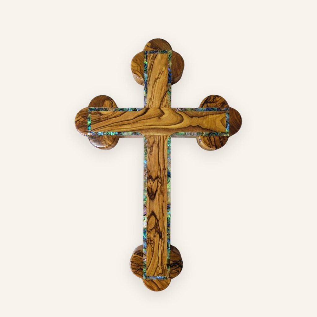 Dreifaltigkeitskreuz aus Olivenholz mit Perlmutt-Rand
