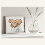 Poster „Unser erstes Zuhause" – im Wohnraum mit Vase