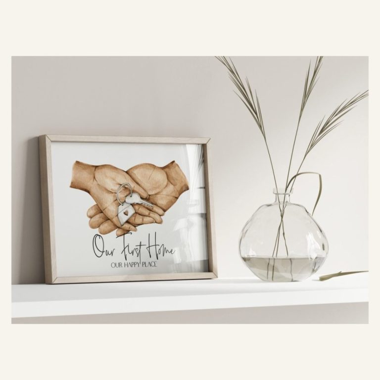 Poster „Unser erstes Zuhause" – im Wohnraum mit Vase