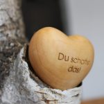 Holzherz mit Gravur „Du schaffst das!“ auf einem Birkenstamm