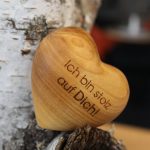 Holzherz mit Gravur „Ich bin stolz auf Dich“ auf einem Birkenstamm