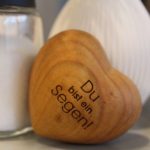 Holzherz mit Gravur „Du bist ein Segen“ in Großaufnahme