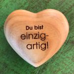 Holzherz mit Gravur „Du bist einzigartig“ – weitere Ansicht