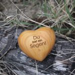 Holzherz mit Gravur „Du bist ein Segen“ auf trockenen Zweigen