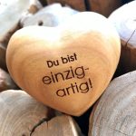 Holzherz mit Gravur „Du bist einzigartig“ – weitere Ansicht