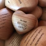 Holzherz mit Gravur „Du bist einzigartig“ – weitere Ansicht