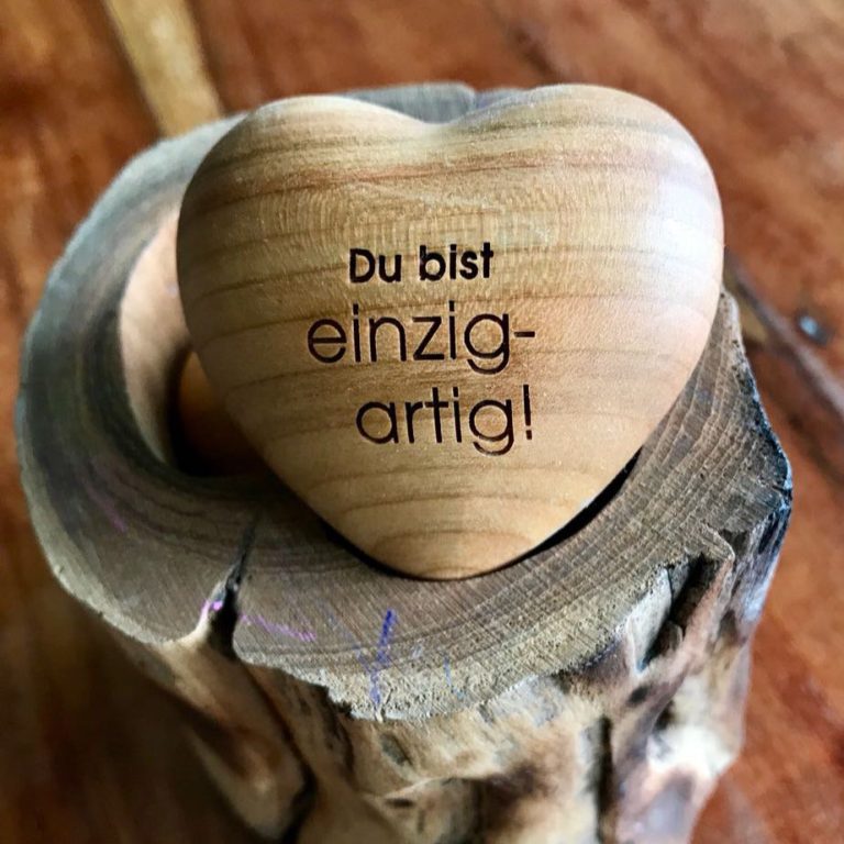 Holzherz mit Gravur „Du bist einzigartig“