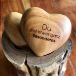 Holzherz „Du bist etwas ganz Besonderes“ auf einem Holzstamm