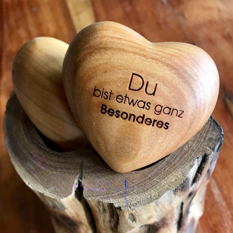 Holzherz „Du bist etwas ganz Besonderes“ auf einem Holzstamm