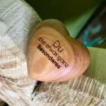 Holzherz „Du bist etwas ganz Besonderes“ auf einer Baumrinde