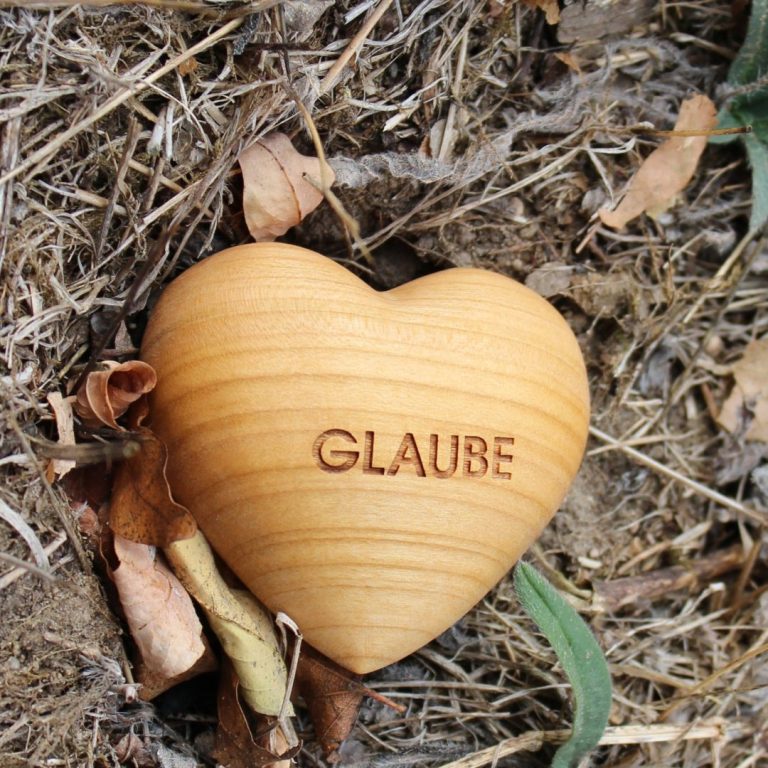 Holzherz mit Gravur „Glaube“ – weitere Ansicht