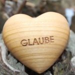 Holzherz mit Gravur „Glaube“ – weitere Ansicht