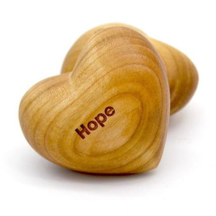 Zwei Holzherzen mit der Gravur „Hope“